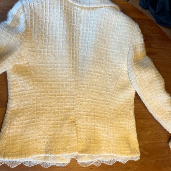 San Remo Cream waffle texture with lace trim, Fits size 8 - Picture 8 of 9